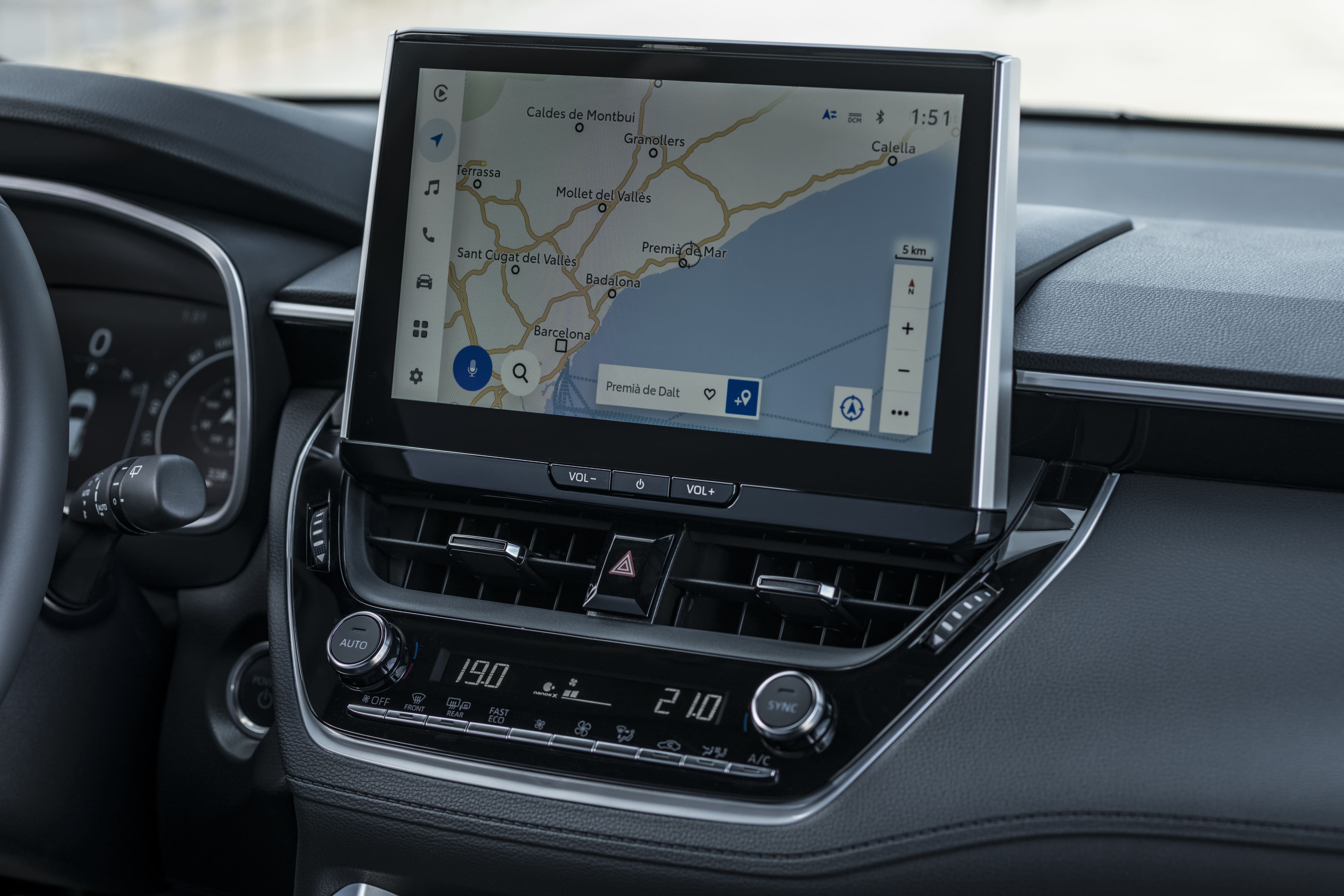 2022_corolla_cross_hybrid_dpl_awd_cement_grey_detail_015_1