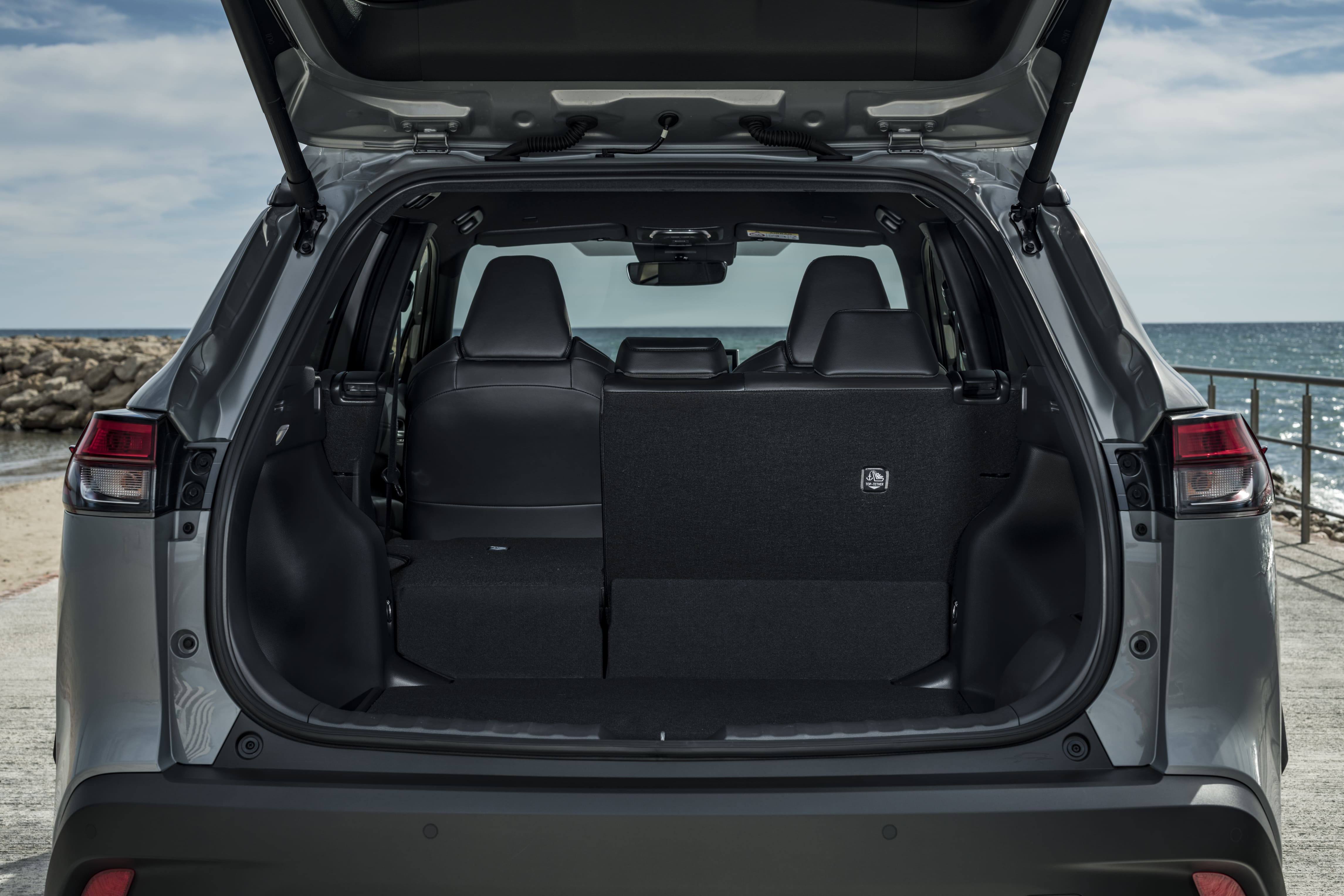 2022_corolla_cross_hybrid_dpl_awd_cement_grey_detail_009