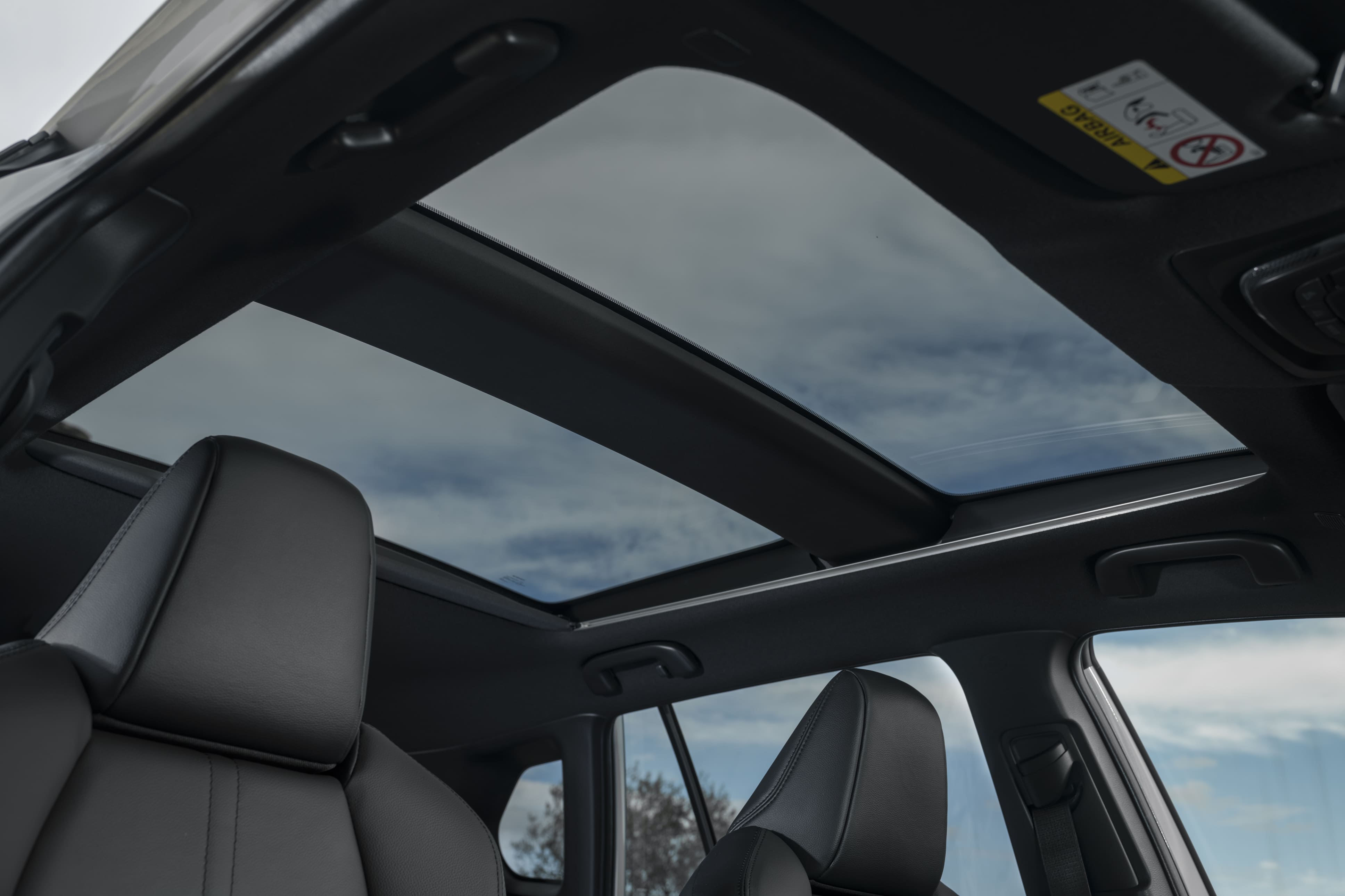 2022_corolla_cross_hybrid_dpl_awd_pearl_white_detail_002