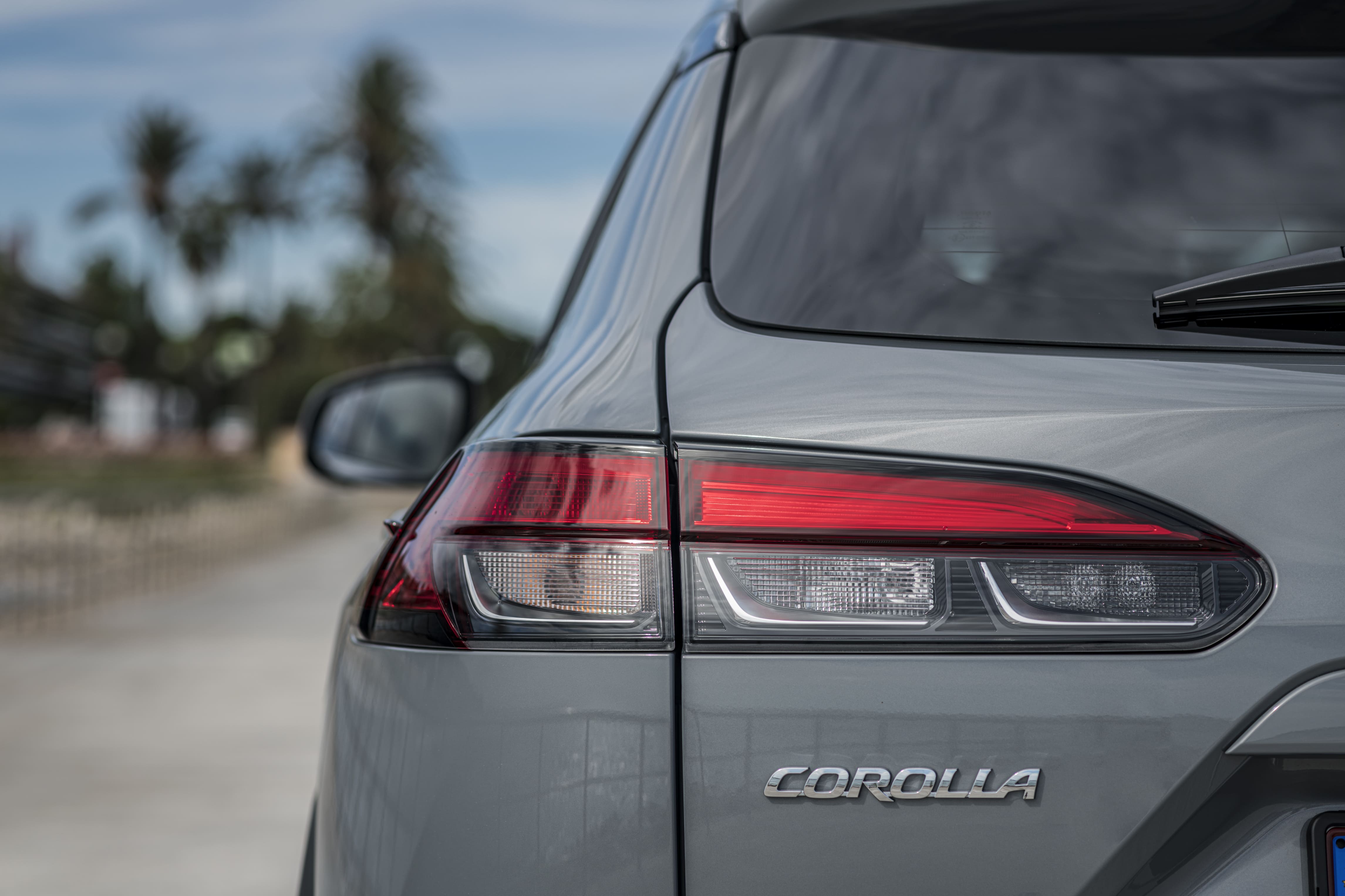 2022_corolla_cross_hybrid_dpl_awd_cement_grey_detail_016