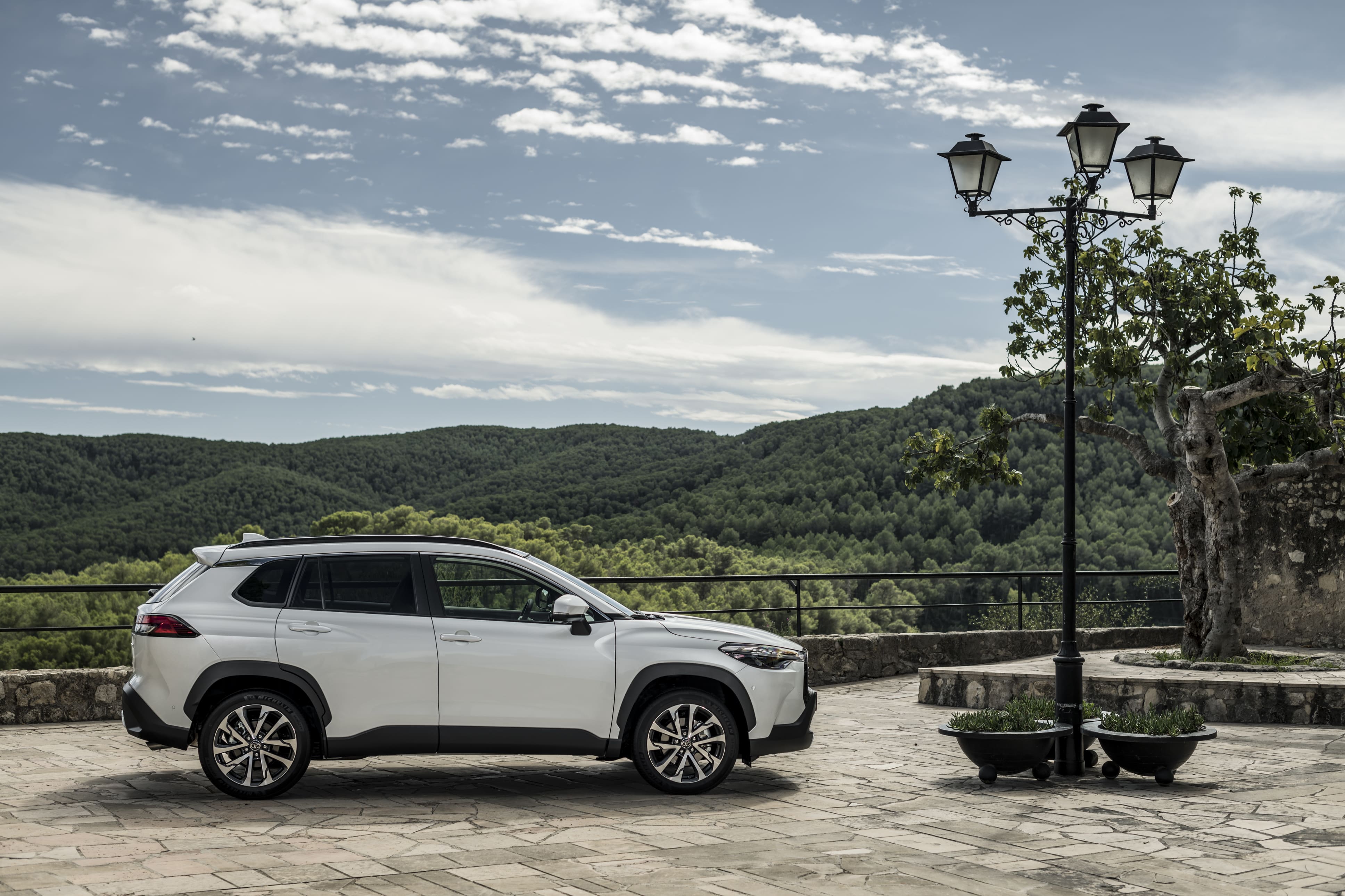 2022_corolla_cross_hybrid_dpl_awd_pearl_white_static_004