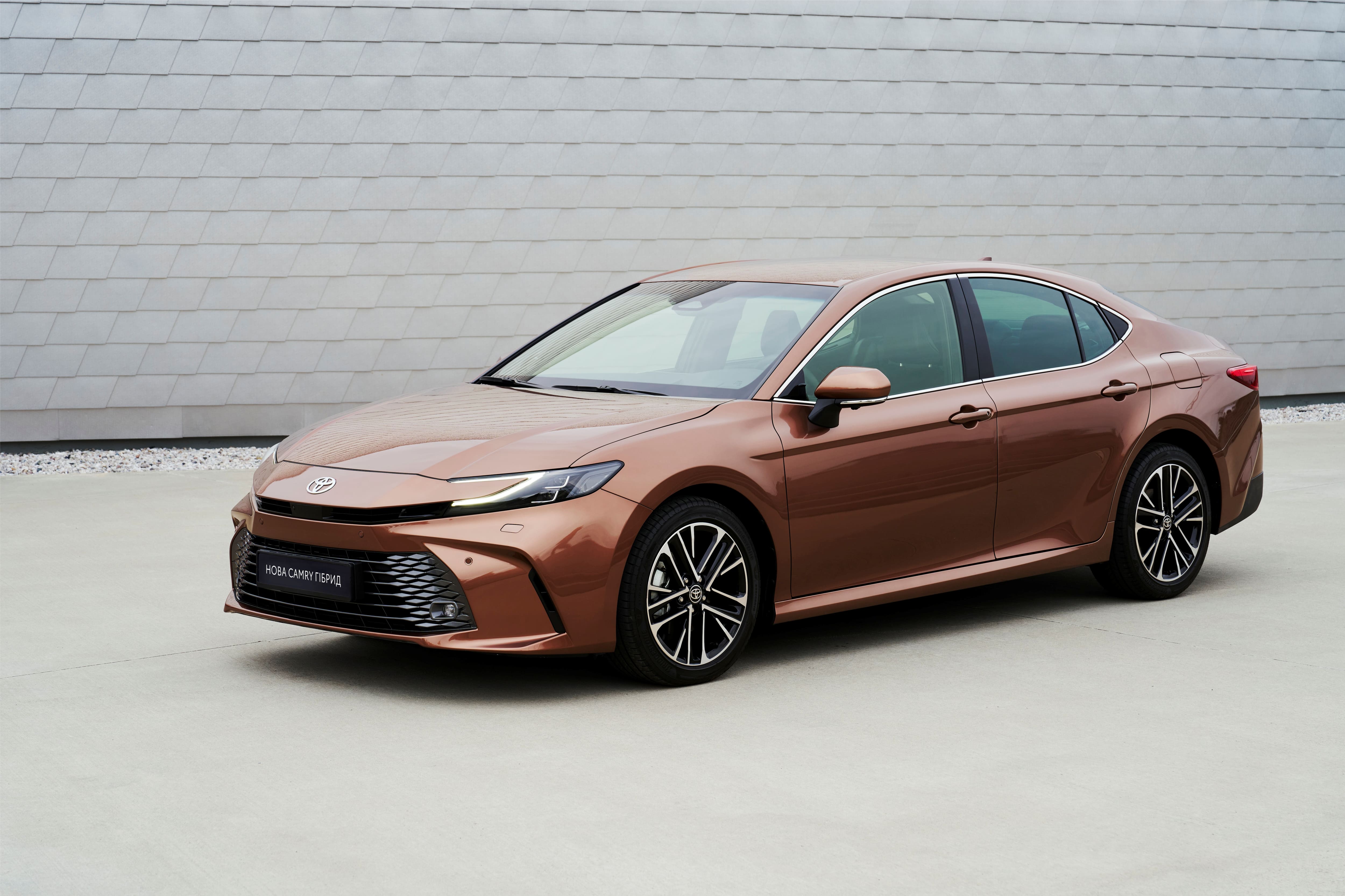 2024_newcamry_executive_bronze_static_004