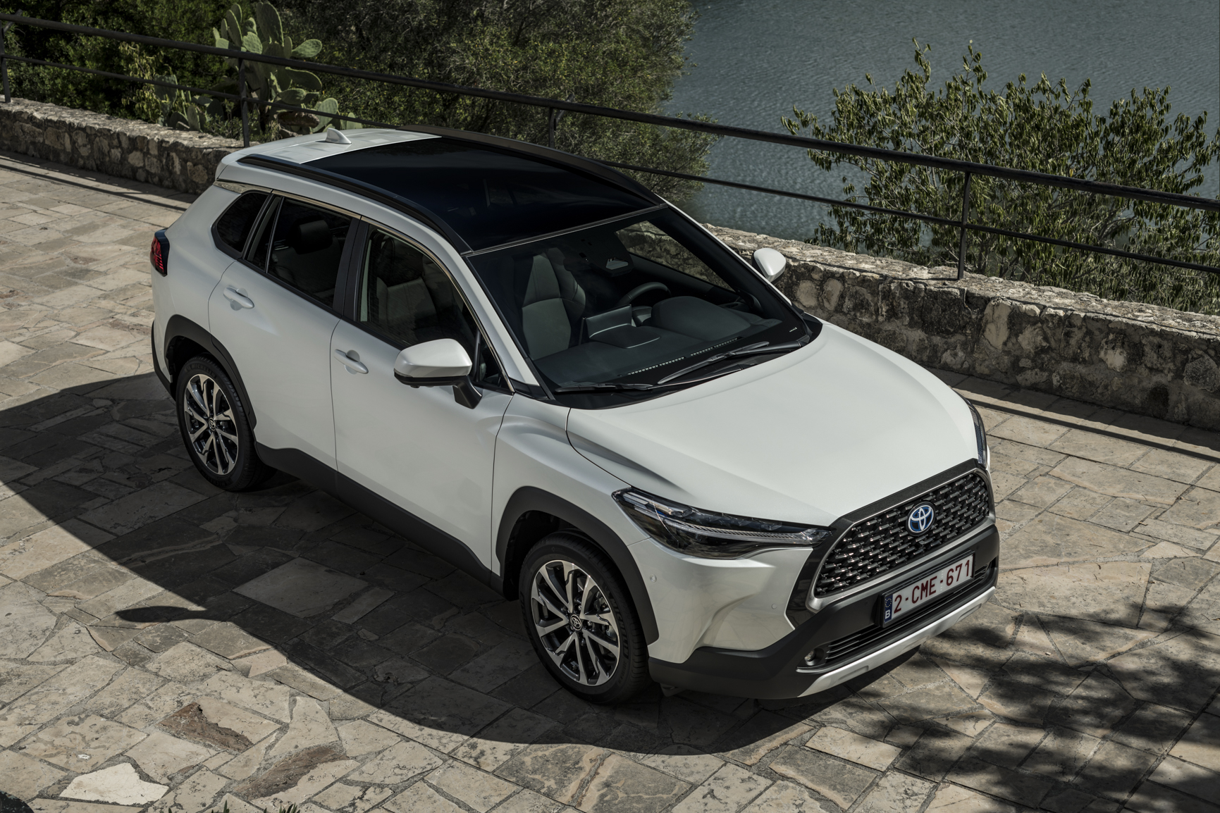 2022_corolla_cross_hybrid_dpl_awd_pearl_white_static_003